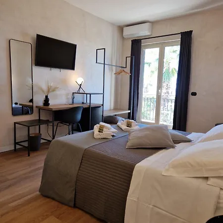Bed & Breakfast Lekythos